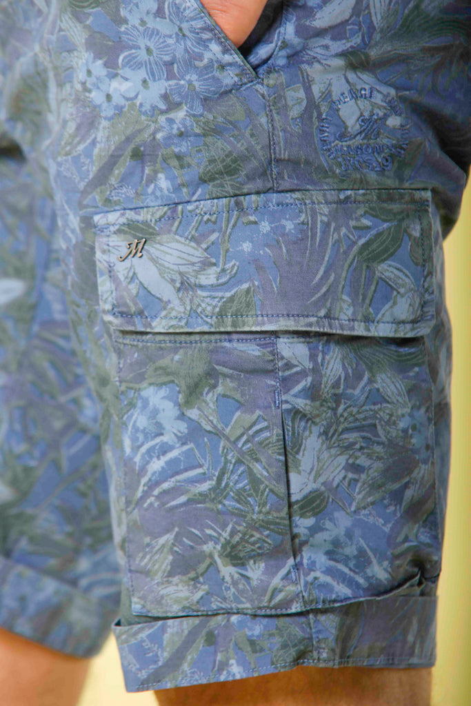 Immagine 2 di bermuda cargo uomo modello chile con pattern floreale colore blu royal di Mason's