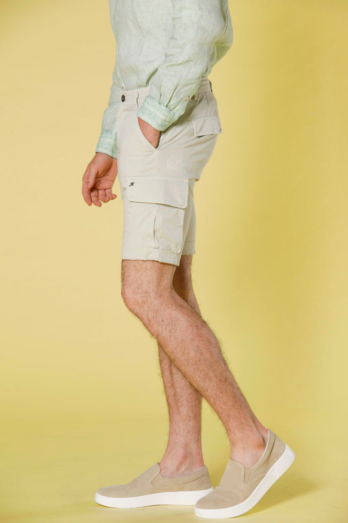 Immagine 3 di bermuda cargo uomo modello chile in raso stretch colore verdino di Mason's