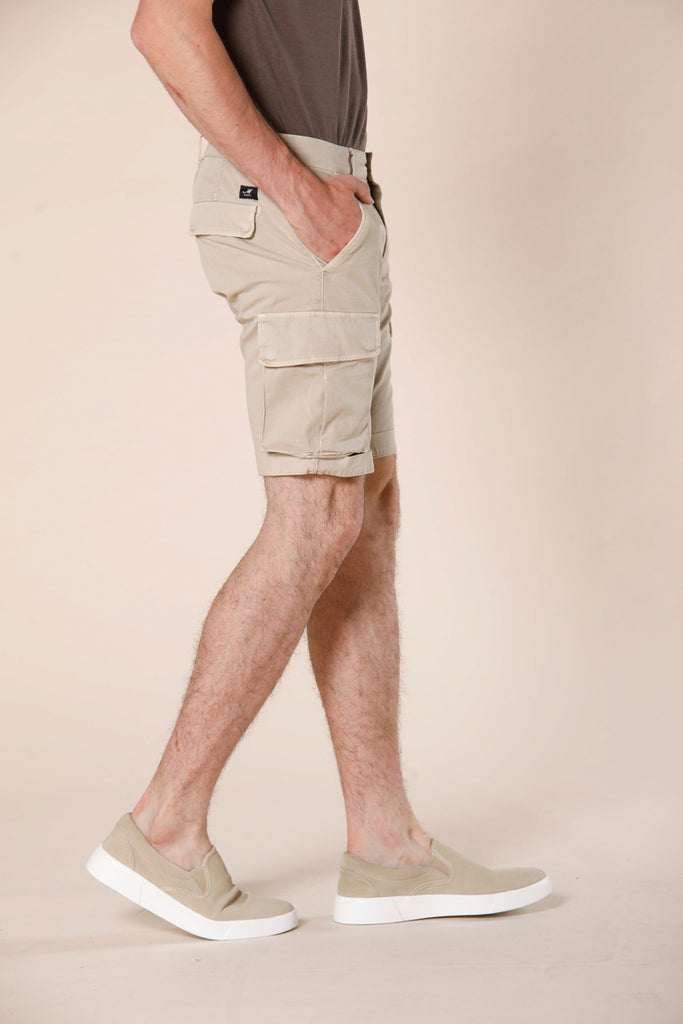 Immagine 3 di bermuda cargo uomo modello chile in raso stretch colore beige chiaro di Mason's