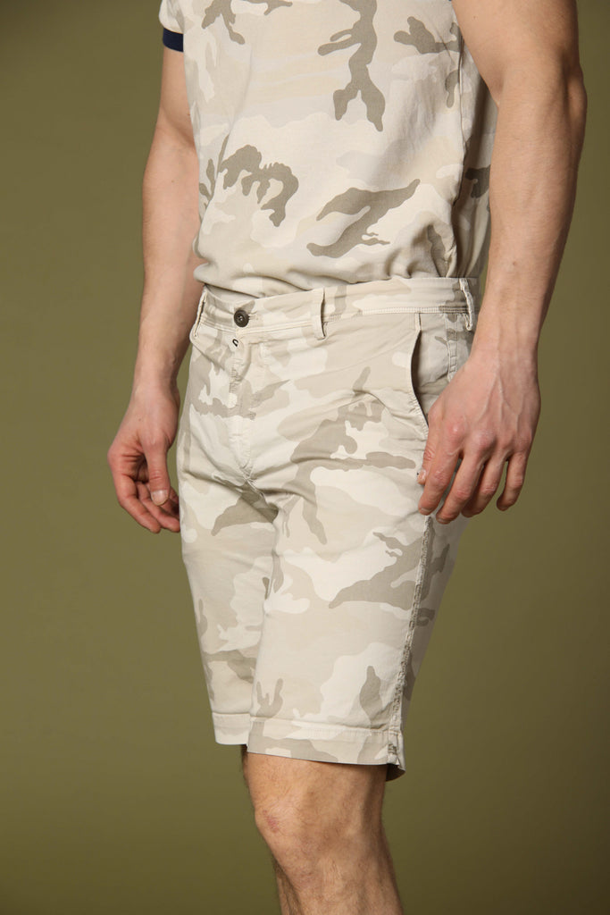 immagine 2 di bermuda chino uomo modello Eisenhower pattern camouflage colore beige slim fit di Mason's