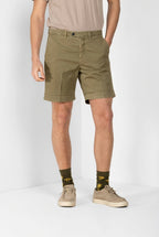 Bermuda chino uomo Boston delamere Mason's rosmarino in twill stretch relaxed fit, vista frontale su modello SS26