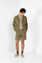 Dettaglio ricamo bermuda chino uomo Boston delamere Mason's rosmarino in twill stretch SS26