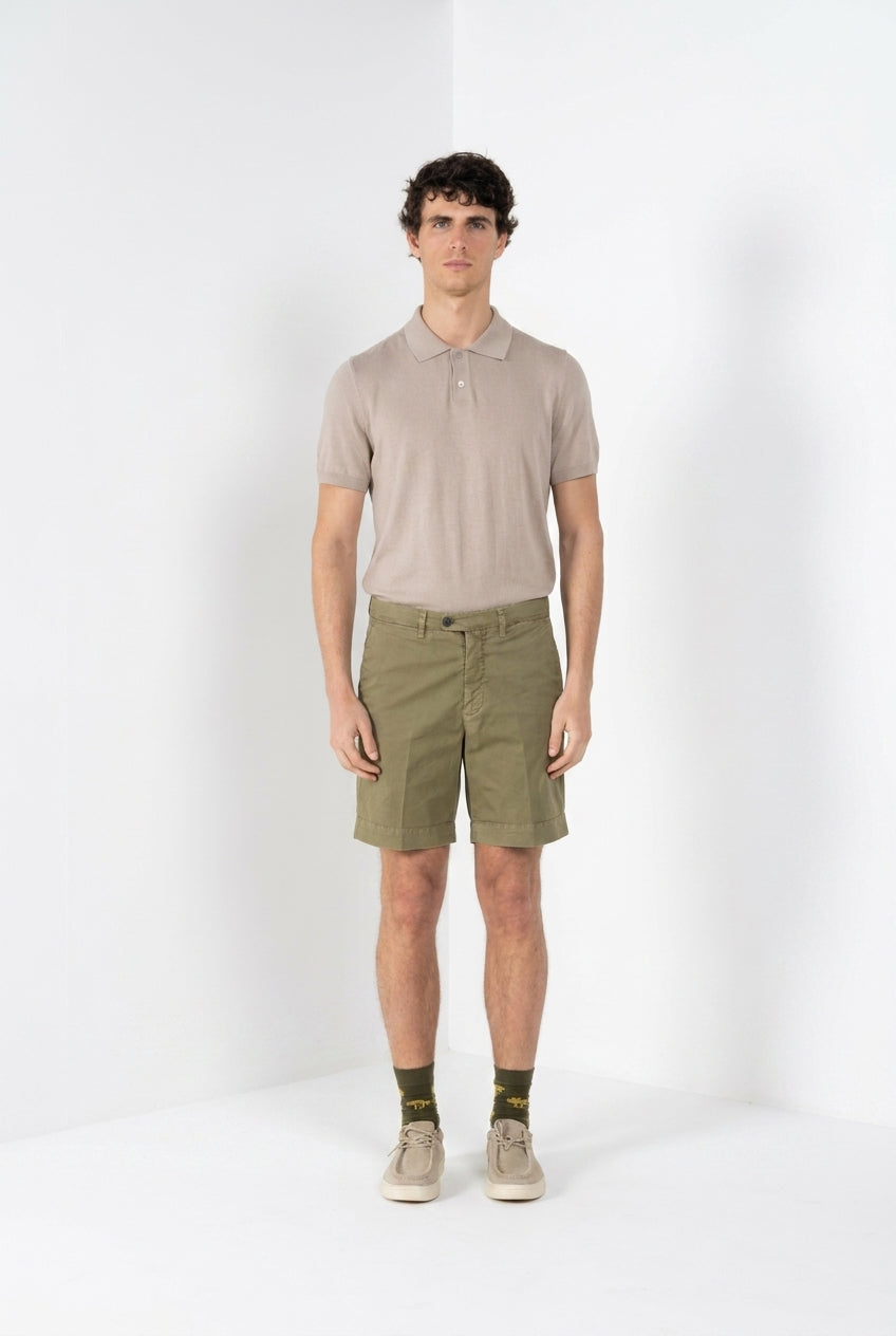 Bermuda chino uomo Boston delamere Mason's rosmarino in twill stretch relaxed fit, vista laterale su modello SS26
