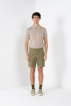 Bermuda chino uomo Boston delamere Mason's rosmarino in twill stretch relaxed fit, vista laterale su modello SS26
