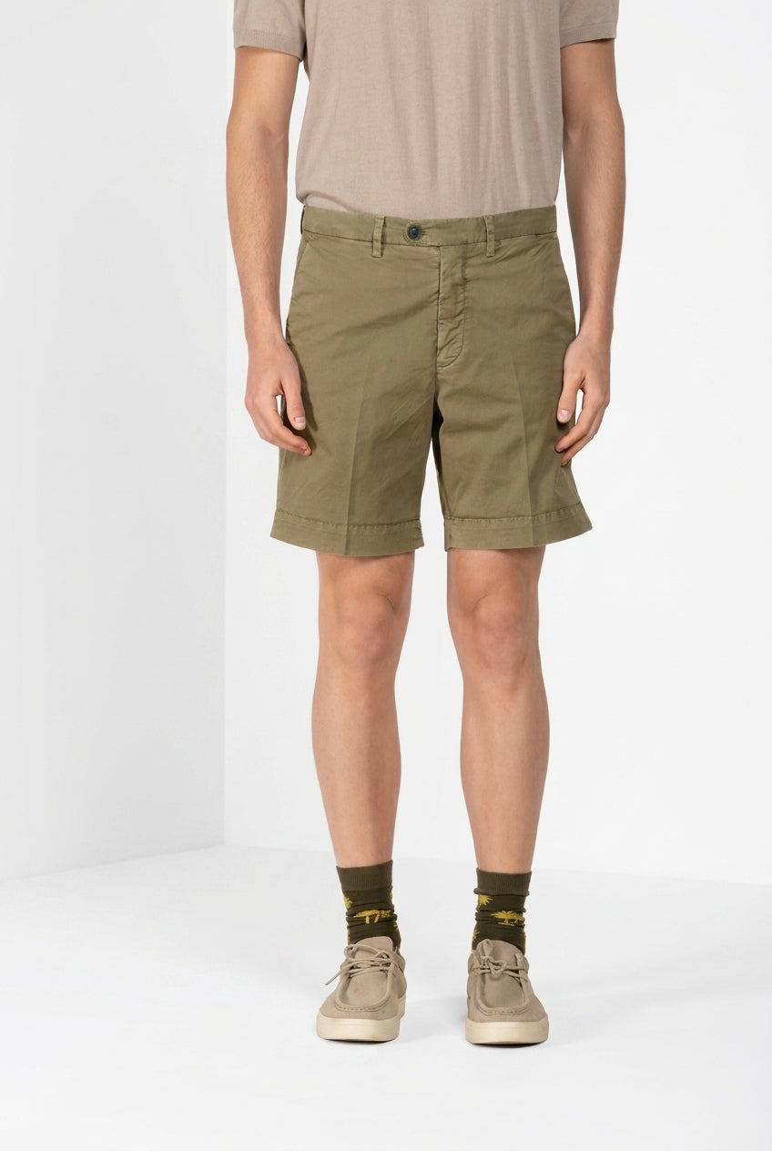Bermuda chino uomo Boston delamere Mason's rosmarino in twill stretch relaxed fit, vista posteriore su modello SS26
