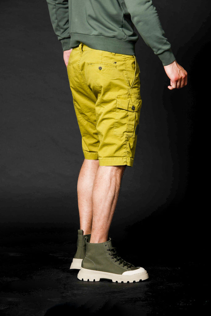 Immagine 4 di bermuda cargo uomo modello George limited edition in cotone colore verde lime di Mason's