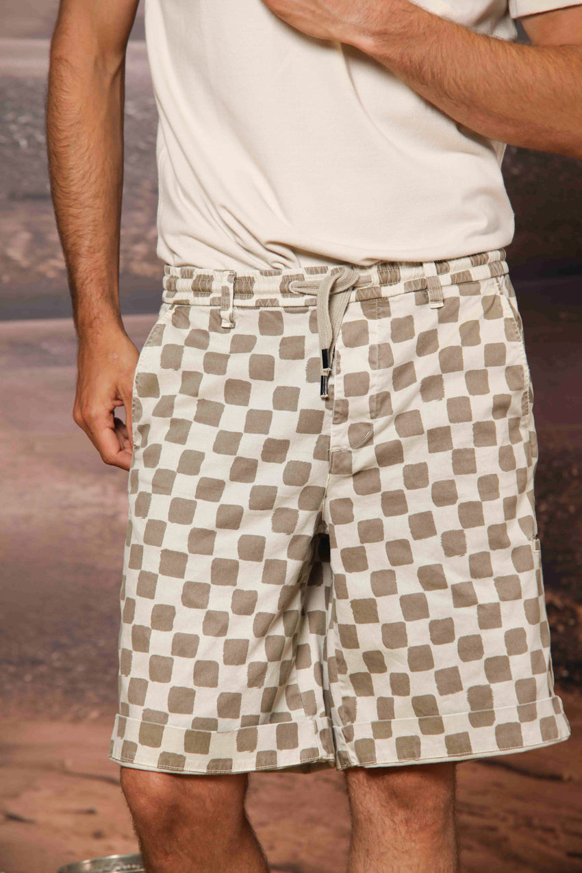 Khinos M74 bermuda chino para hombre en gabardina de algodón y seda elástica con estampado damero relaxed fit