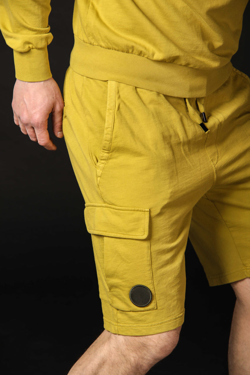 Image 5 of men's cargo Bermuda shorts, Chile model, in lime green, regular fit by Mason's