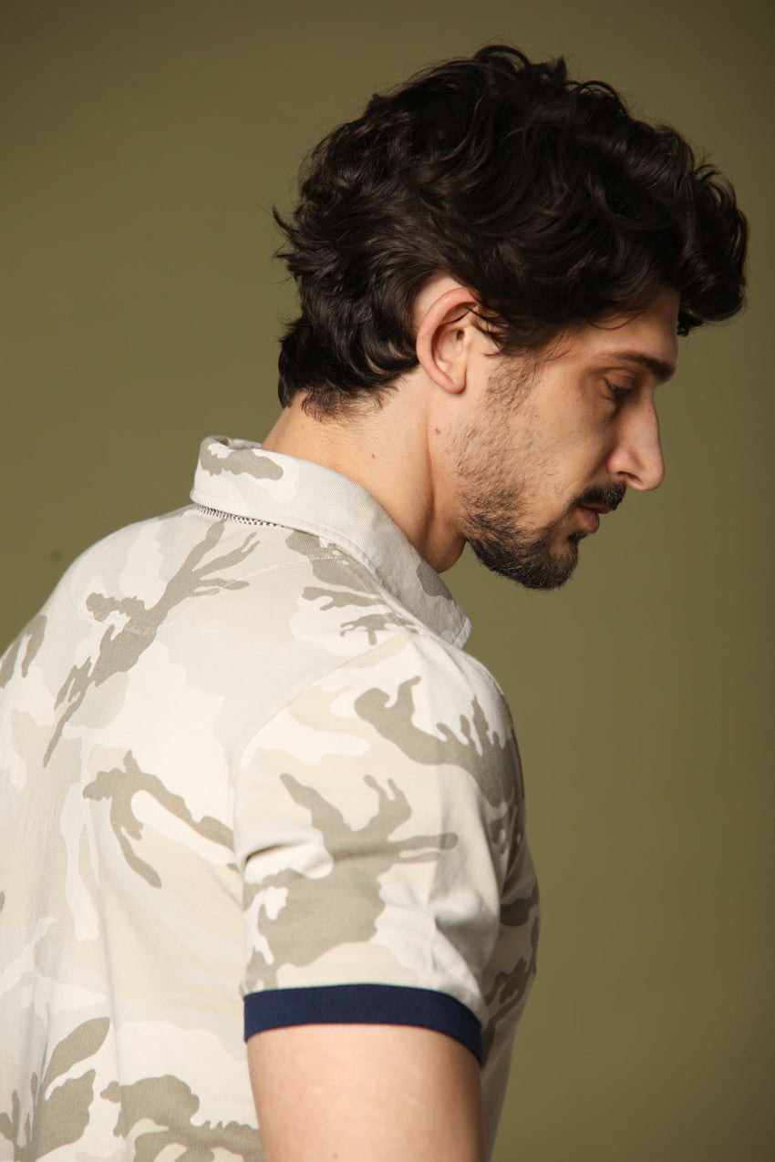 Print polo uomo in piquet con camouflage bianco