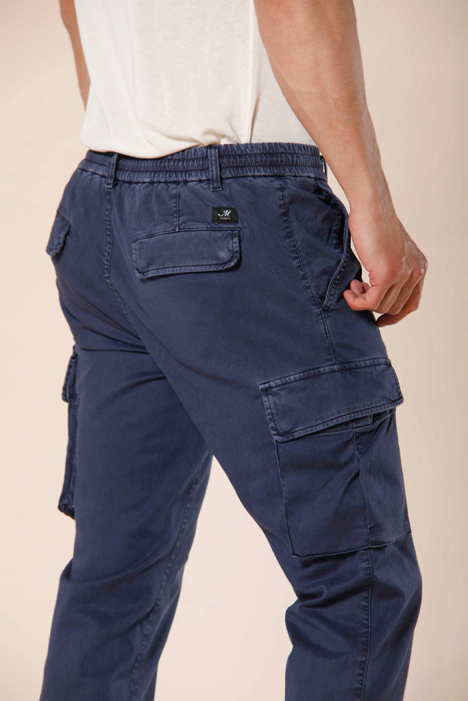 immagine 2 di pantaloni uomo in tencel e cotone modello Chile Jogger colore blue navy extra slim di Mason's