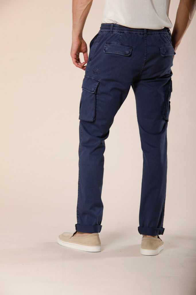 immagine 3 di pantaloni uomo in tencel e cotone modello Chile Jogger colore blue navy extra slim di Mason's