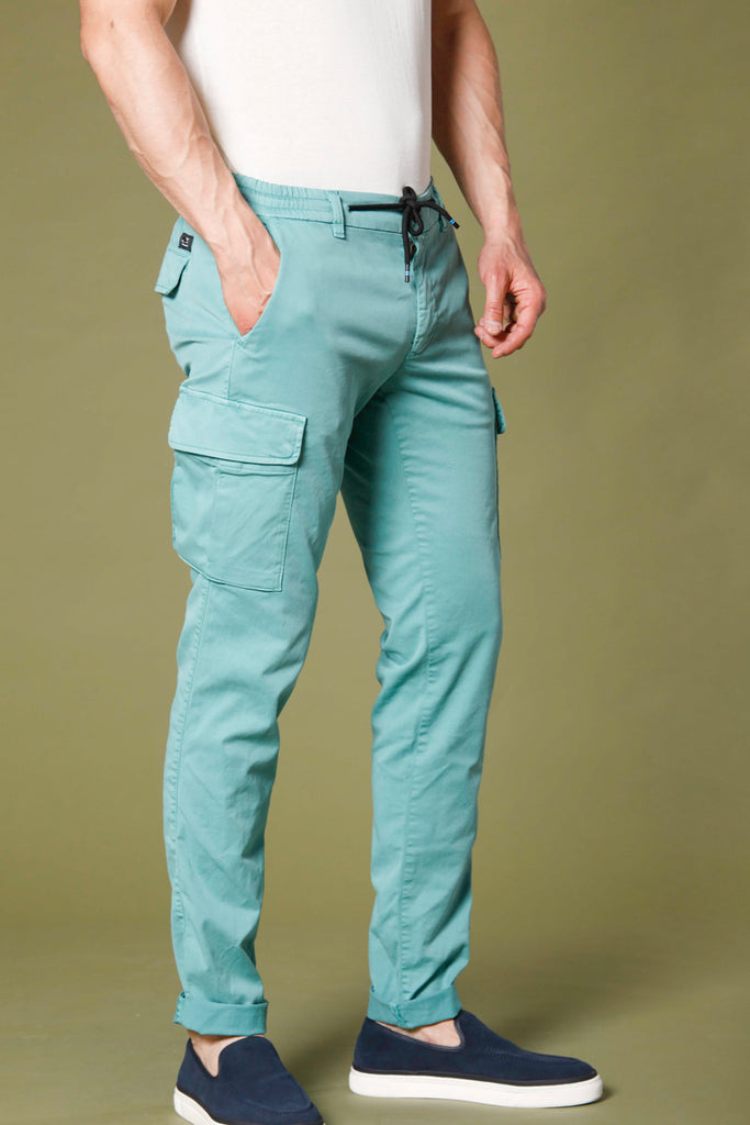 immagine 3 di pantaloni uomo in tencel e cotone modello Chile Jogger colore verde menta extra slim di Mason's