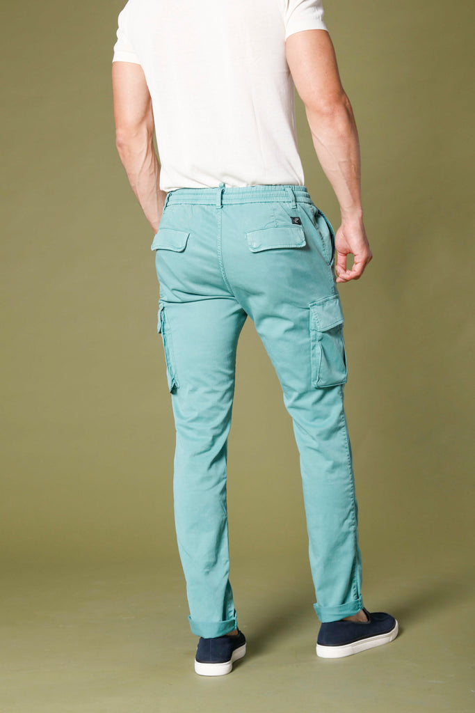 immagine 4 di pantaloni uomo in tencel e cotone modello Chile Jogger colore verde menta extra slim di Mason's