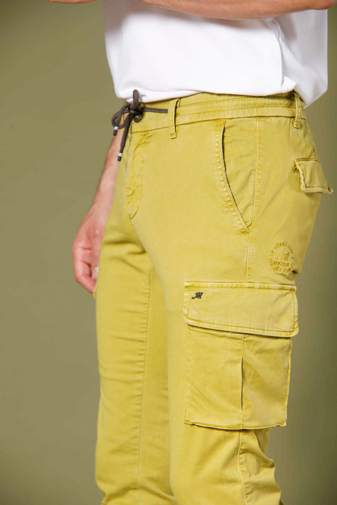 immagine 2 di pantaloni uomo in tencel e cotone modello Chile Jogger colore verde lime extra slim di Mason's
