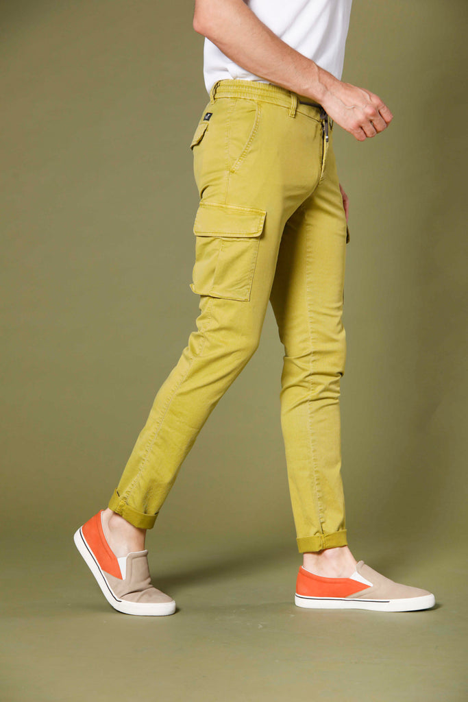 immagine 3 di pantaloni uomo in tencel e cotone modello Chile Jogger colore verde lime extra slim di Mason's