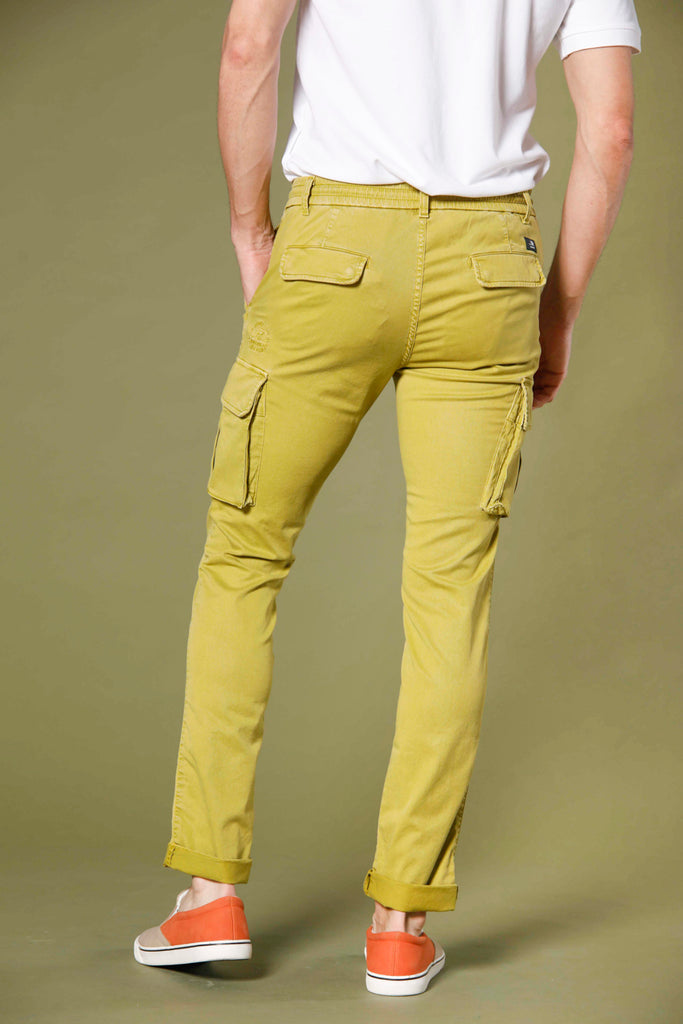 immagine 4 di pantaloni uomo in tencel e cotone modello Chile Jogger colore verde lime extra slim di Mason's