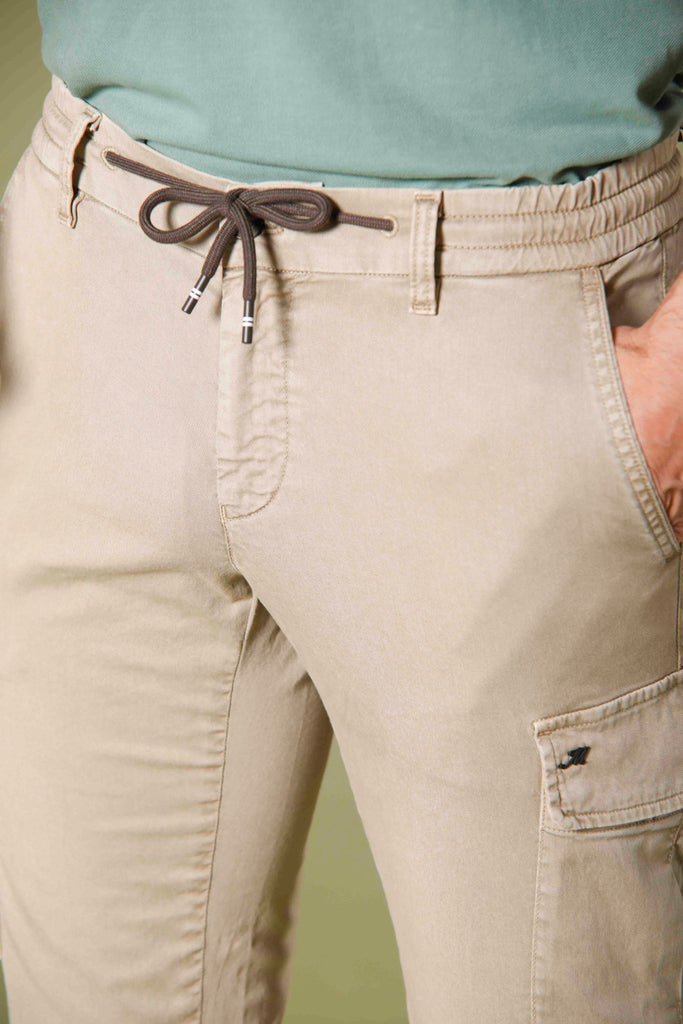 immagine 2 di pantaloni uomo in tencel e cotone modello Chile Jogger colore stucco scuro extra slim di Mason's