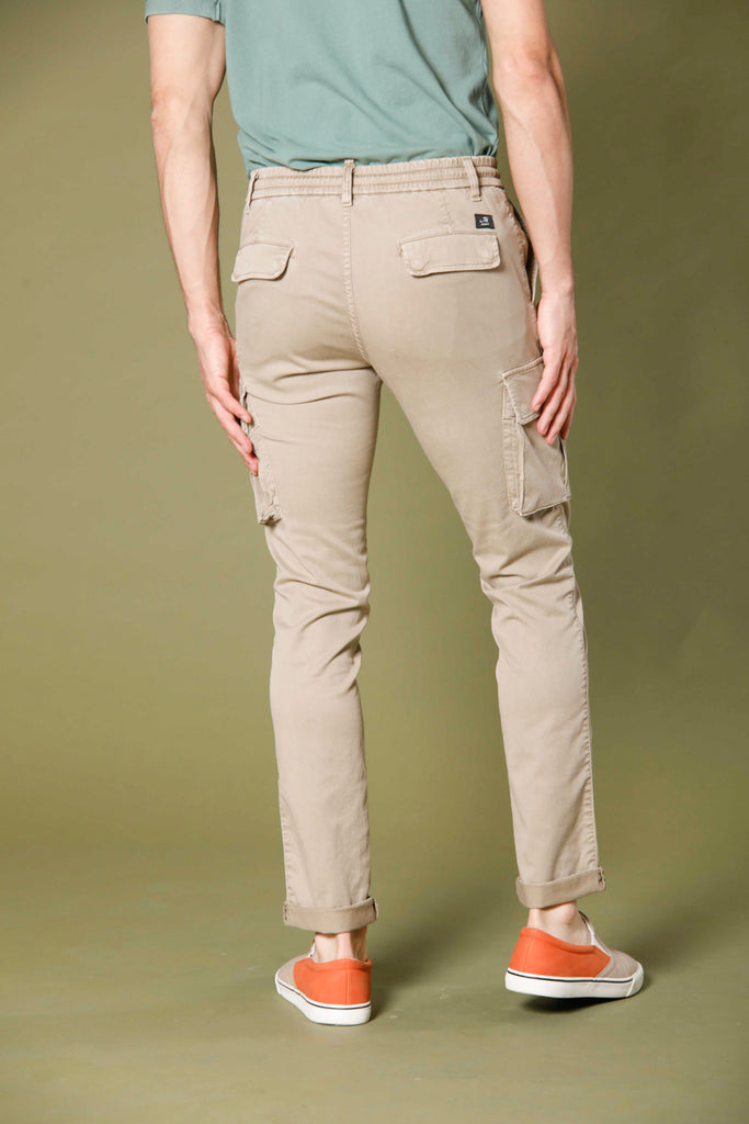 immagine 4 di pantaloni uomo in tencel e cotone modello Chile Jogger colore stucco scuro extra slim di Mason's