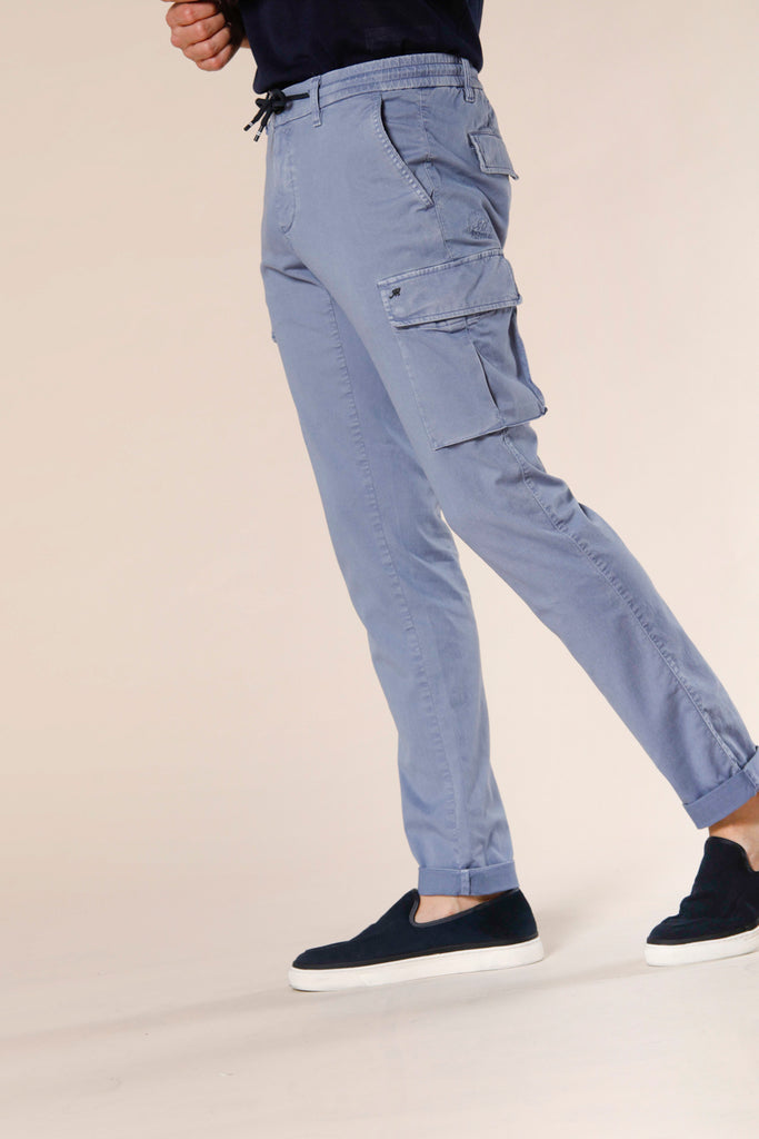 immagine 4 di pantaloni uomo in tencel e cotone modello Chile Jogger colore azzurro extra slim di Mason's