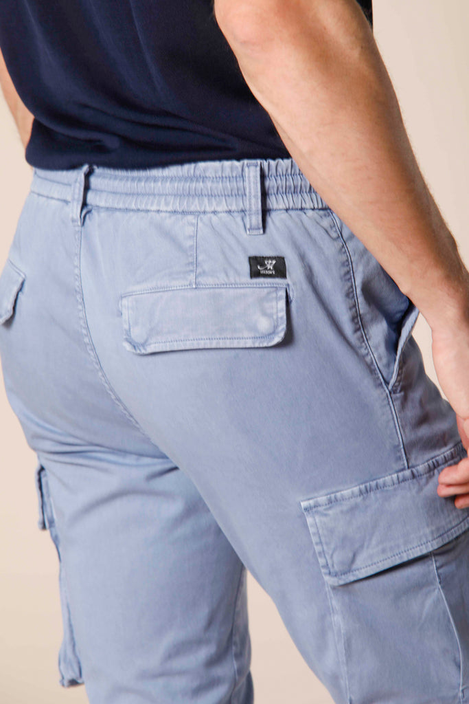 immagine 2 di pantaloni uomo in tencel e cotone modello Chile Jogger colore azzurro extra slim di Mason's