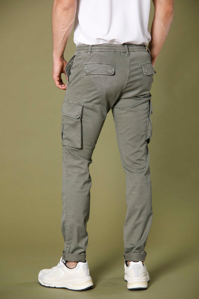 immagine 3 di pantaloni uomo in tencel e cotone modello Chile Jogger colore verde militare extra slim di Mason's