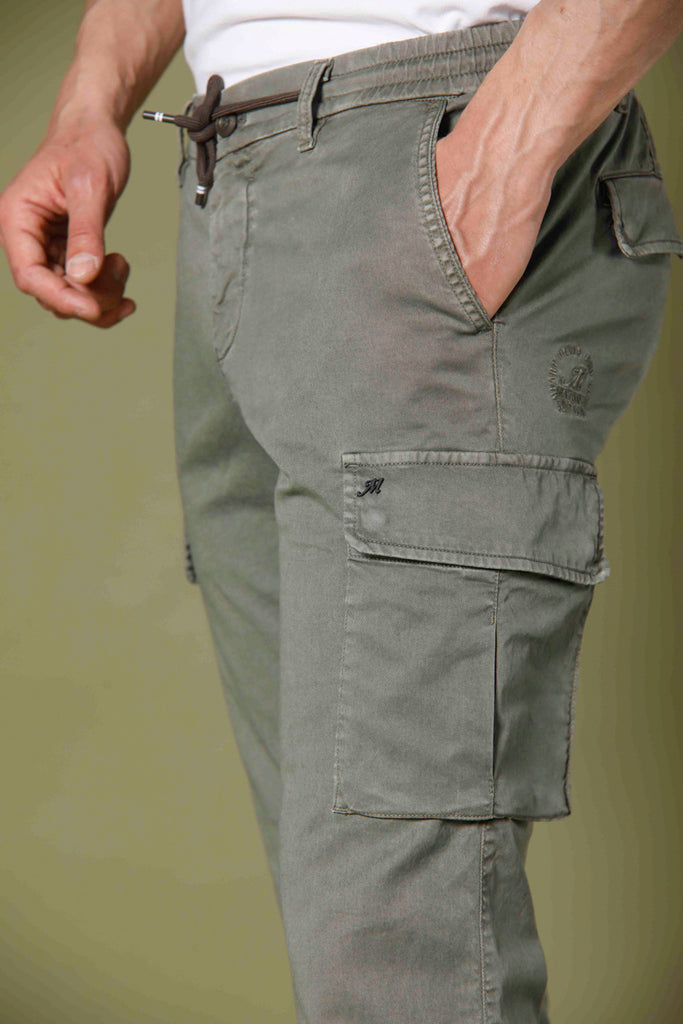 immagine 2 di pantaloni uomo in tencel e cotone modello Chile Jogger colore verde militare extra slim di Mason's