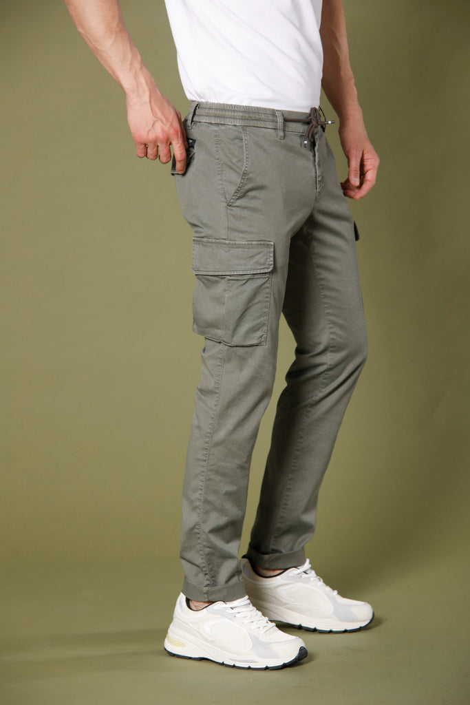 immagine 4 di pantaloni uomo in tencel e cotone modello Chile Jogger colore verde militare extra slim di Mason's