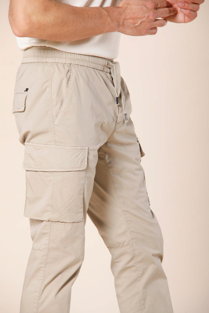 Immagine 3 di pantalone cargo uomo modello Chile sport city in cotone e nylon colore beige chiaro carrot fit di Mason's 