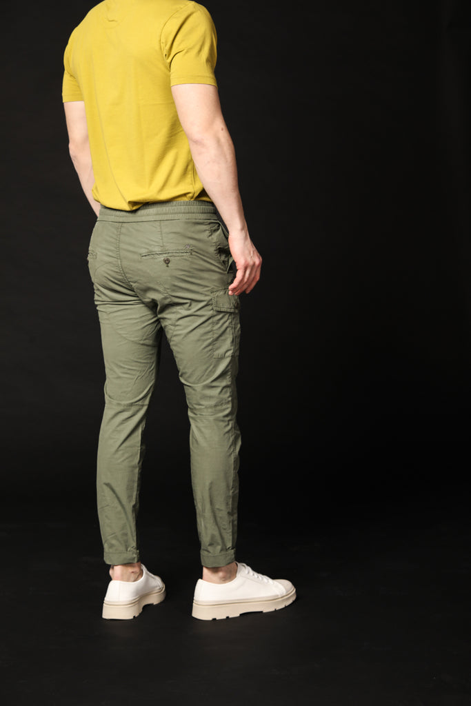 immagine 5 di pantalone cargo uomo modello George in verde carrot fit