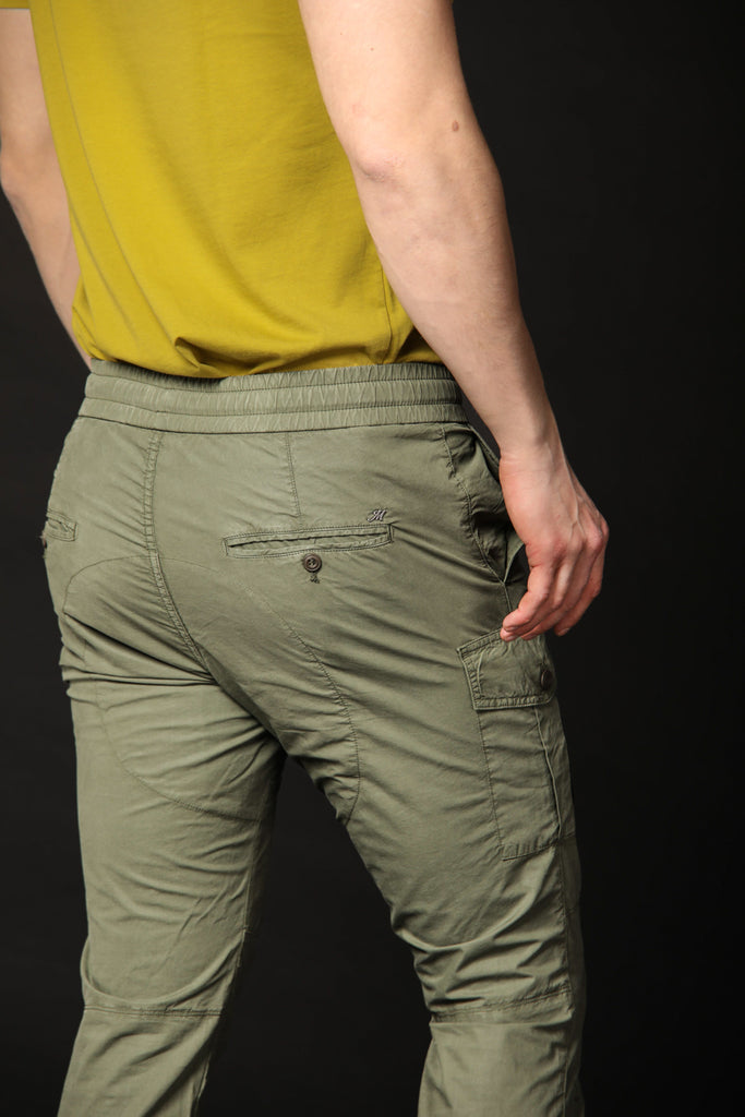 immagine 4 di pantalone cargo uomo modello George in verde carrot fit