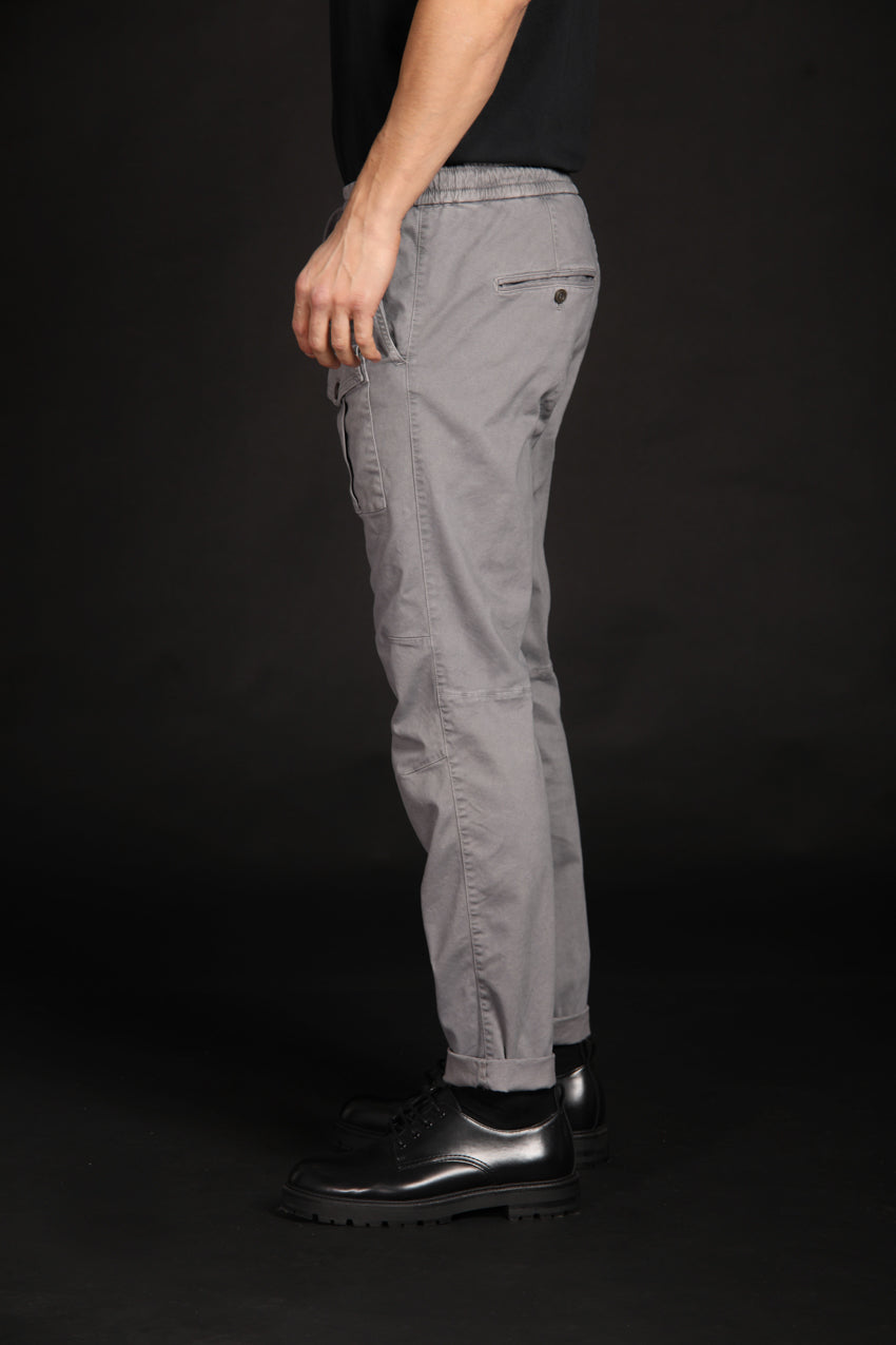 immagine 4 di pantalone cargo uomo modello George Sack, di colore grigio, fit carrot di Mason's