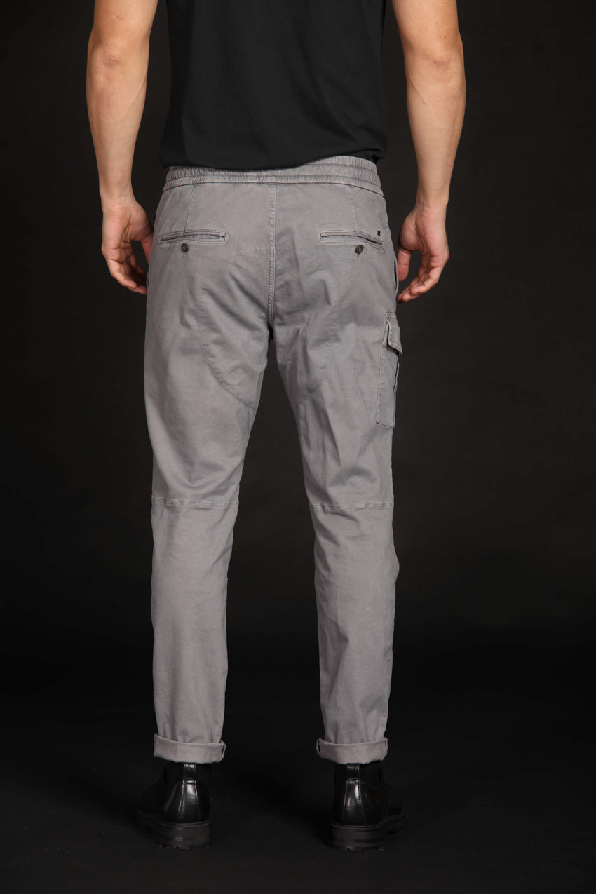 immagine 6 di pantalone cargo uomo modello George Sack, di colore grigio, fit carrot di Mason's