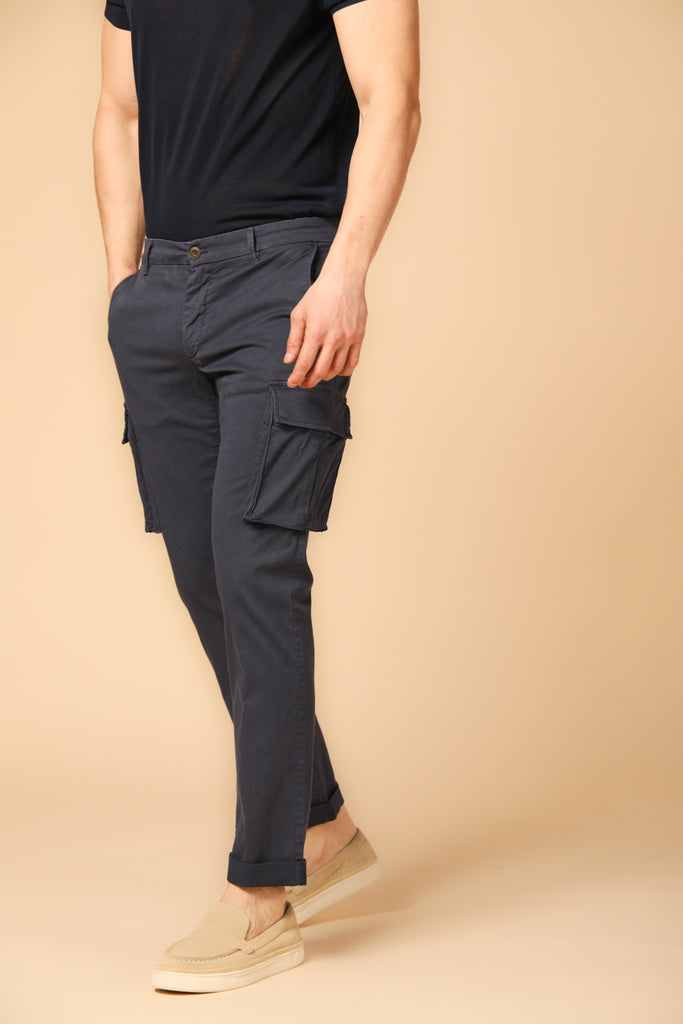 immagine 2 di pantalone cargo uomo modello Chile City in blu navy regular fit di Mason's