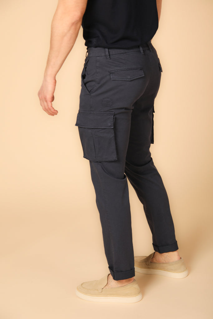 immagine 4 di pantalone cargo uomo modello Chile City in blu navy regular fit di Mason's