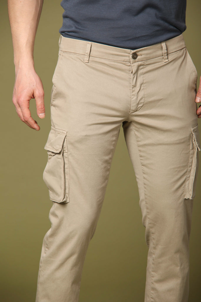 immagine 3 di pantalone cargo uomo modello Chile City in stucco chiaro regular fit di Mason's