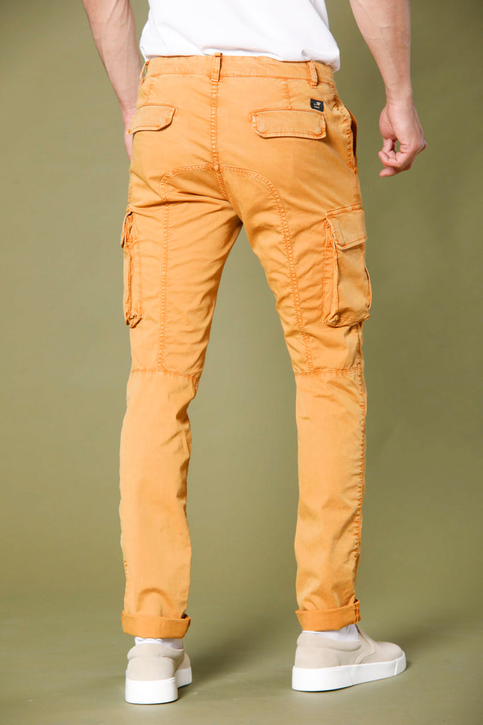 immagine 3 di pantalone cargo uomo in cotone stretch icon washing modello Chile colore arancio pavone extra slim di mason's 