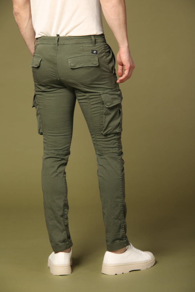 immagine 5 di pantalone cargo uomo modello Chile in verde fit extra slim di Mason's