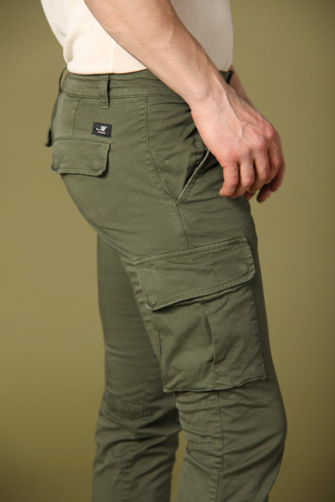 immagine 3 di pantalone cargo uomo modello Chile in verde fit extra slim di Mason's