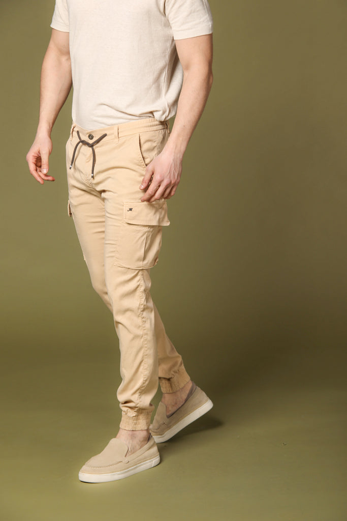 immagine 2 di pantalone cargo uomo modello Chile Elax colore kaki scuro fit extra slim di Mason's
