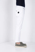 John Coolkhinos pantalone chino uomo in raso stretch Logo Edition carrot fit ①
