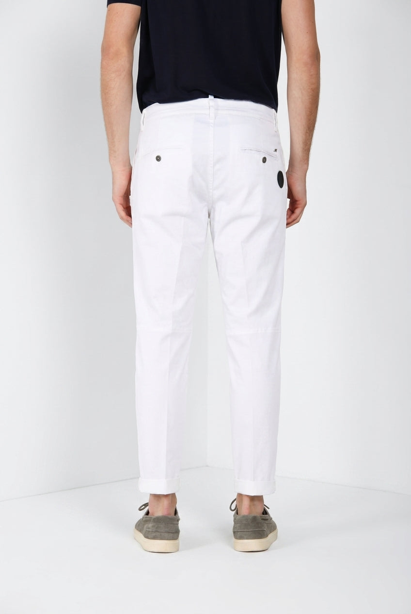 John Coolkhinos pantalón chino hombre en satén stretch Logo Edition carrot fit ①