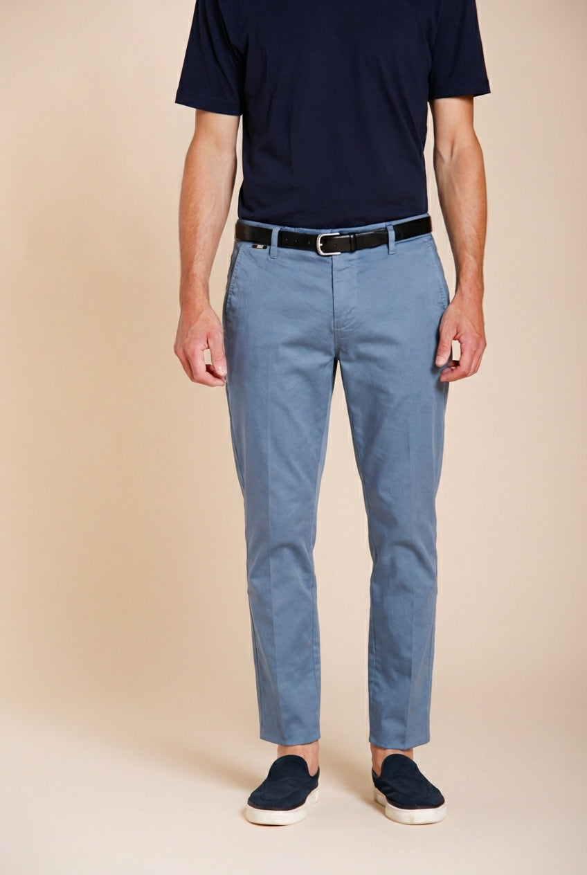 John Coolkhinos pantalon chino homme en satin stretch Logo Edition carrot fit ①