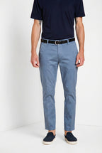 John Coolkhinos Hose Chino Herren aus Stretch-Satin Logo Edition carrot fit ①