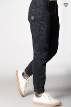 John Coolkhinos pantalone chino uomo in gabardina logo edition carrot fit ①