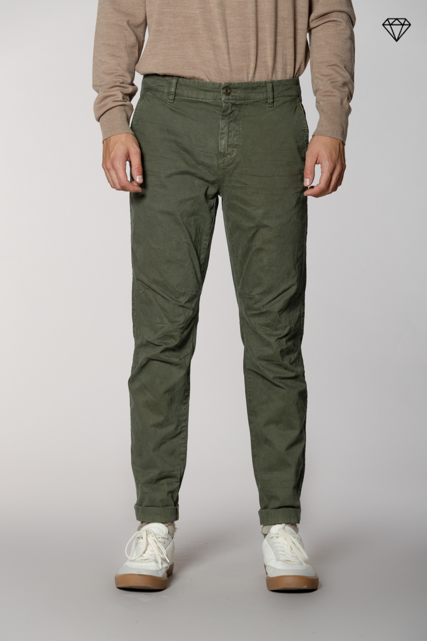 John Coolkhinos pantalone chino uomo in gabardina logo edition carrot fit ①