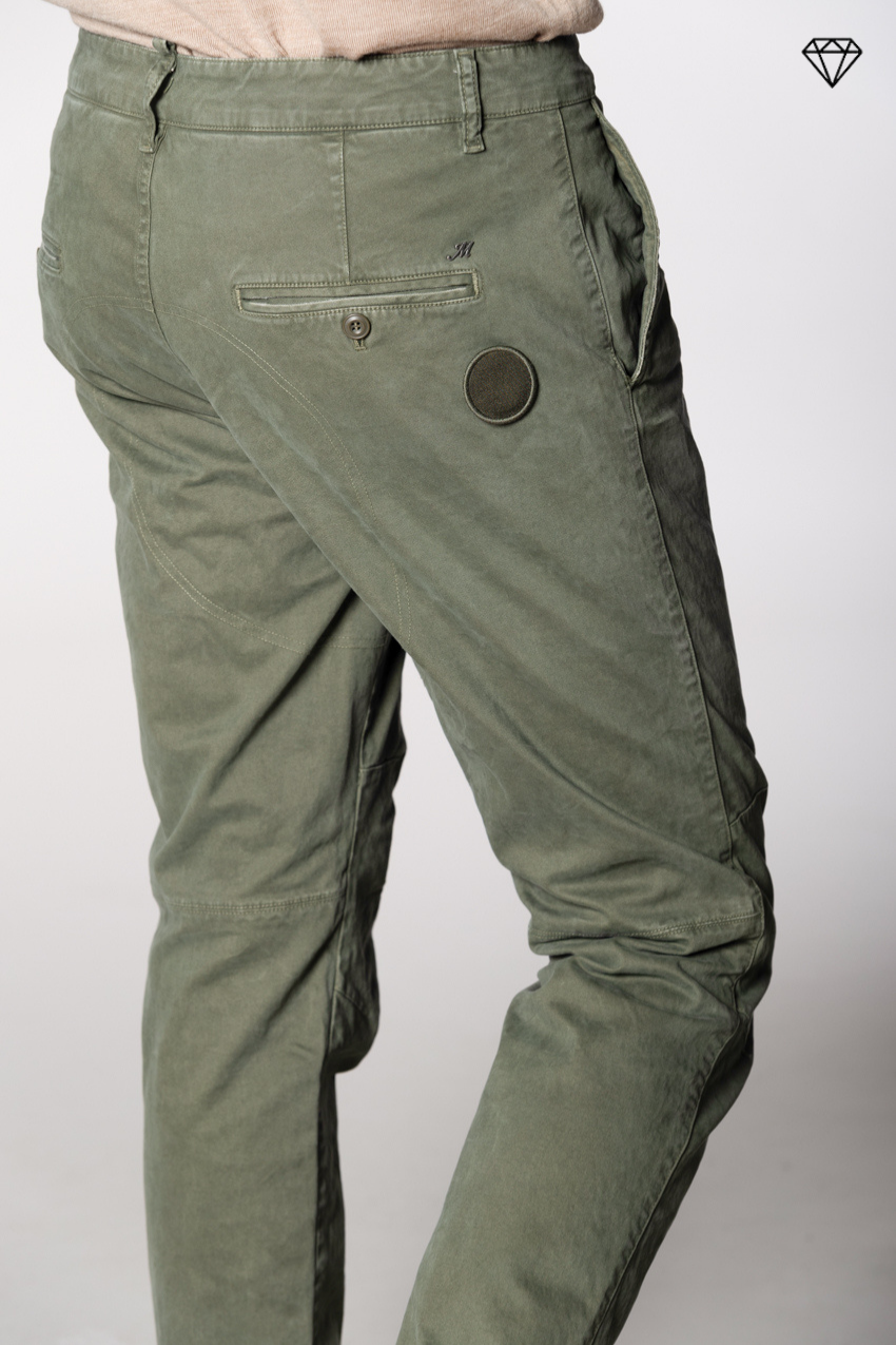 John Coolkhinos pantalone chino uomo in gabardina logo edition carrot fit ①