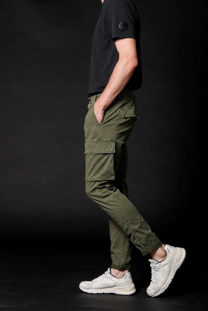 immagine 3 di pantalone cargo uomo in cotone e tencel limited edition modello Havana colore verde carrot fit di Mason's 