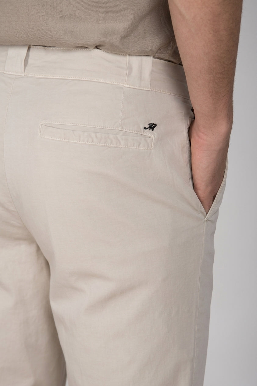 Madison M74 pantalón chino hombre en twill ligero stretch carrot fit