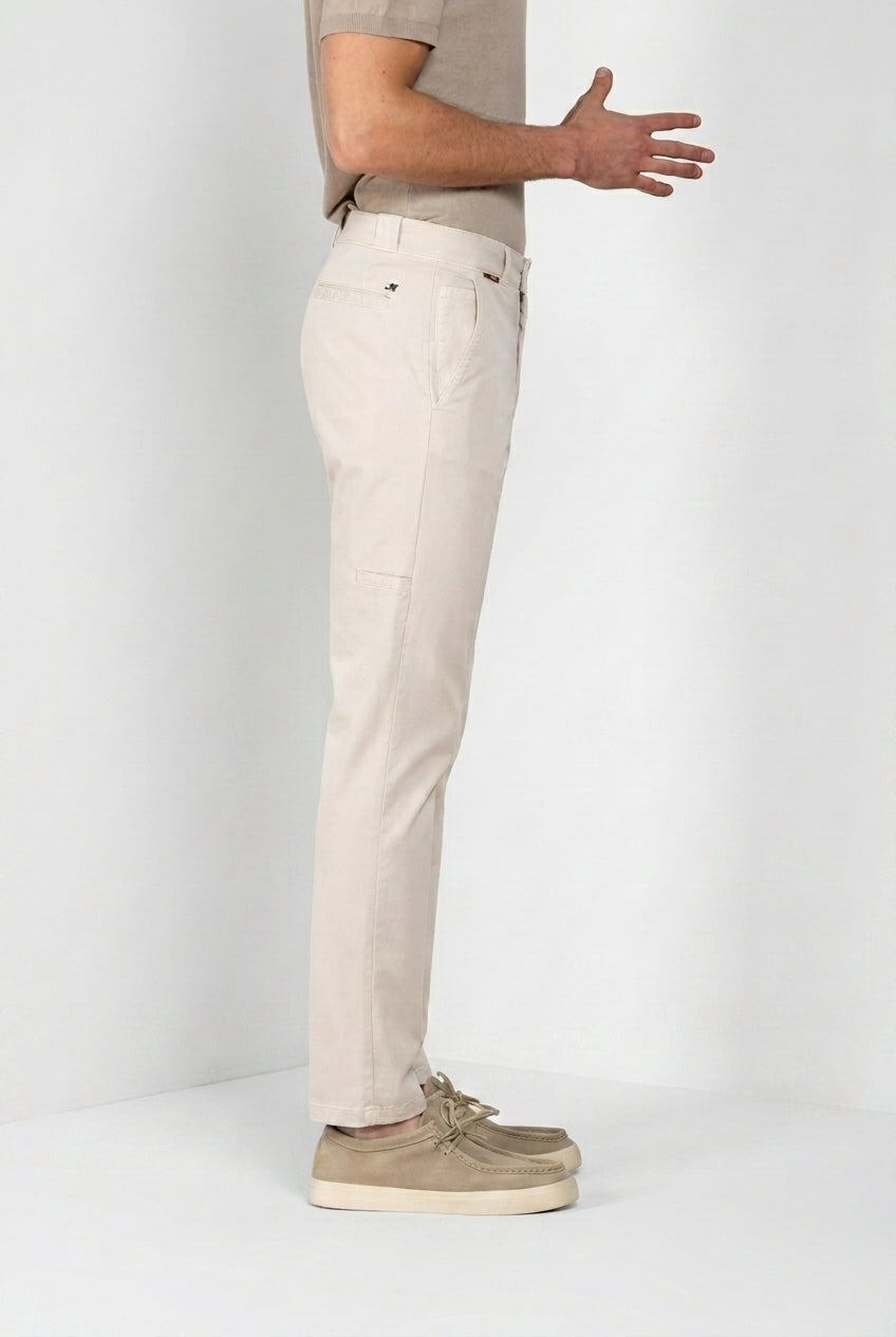 Madison M74 pantalón chino hombre en twill ligero stretch carrot fit