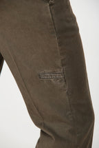 Madison M74 pantalón chino hombre en twill ligero stretch carrot fit
